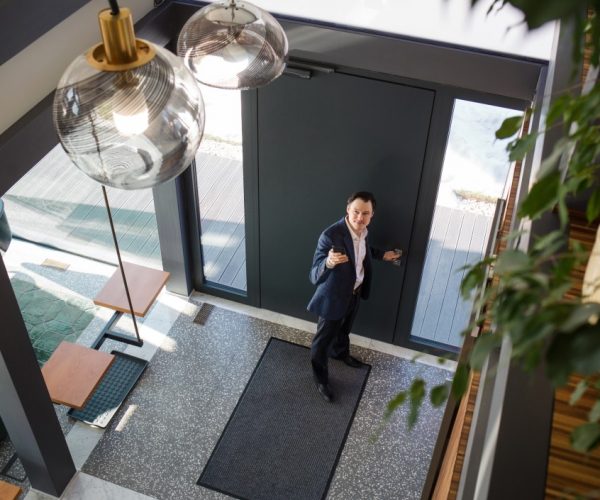 concept-of-smart-home-and-light-control-with-phone-mobile-devices_t20_vWgPQl